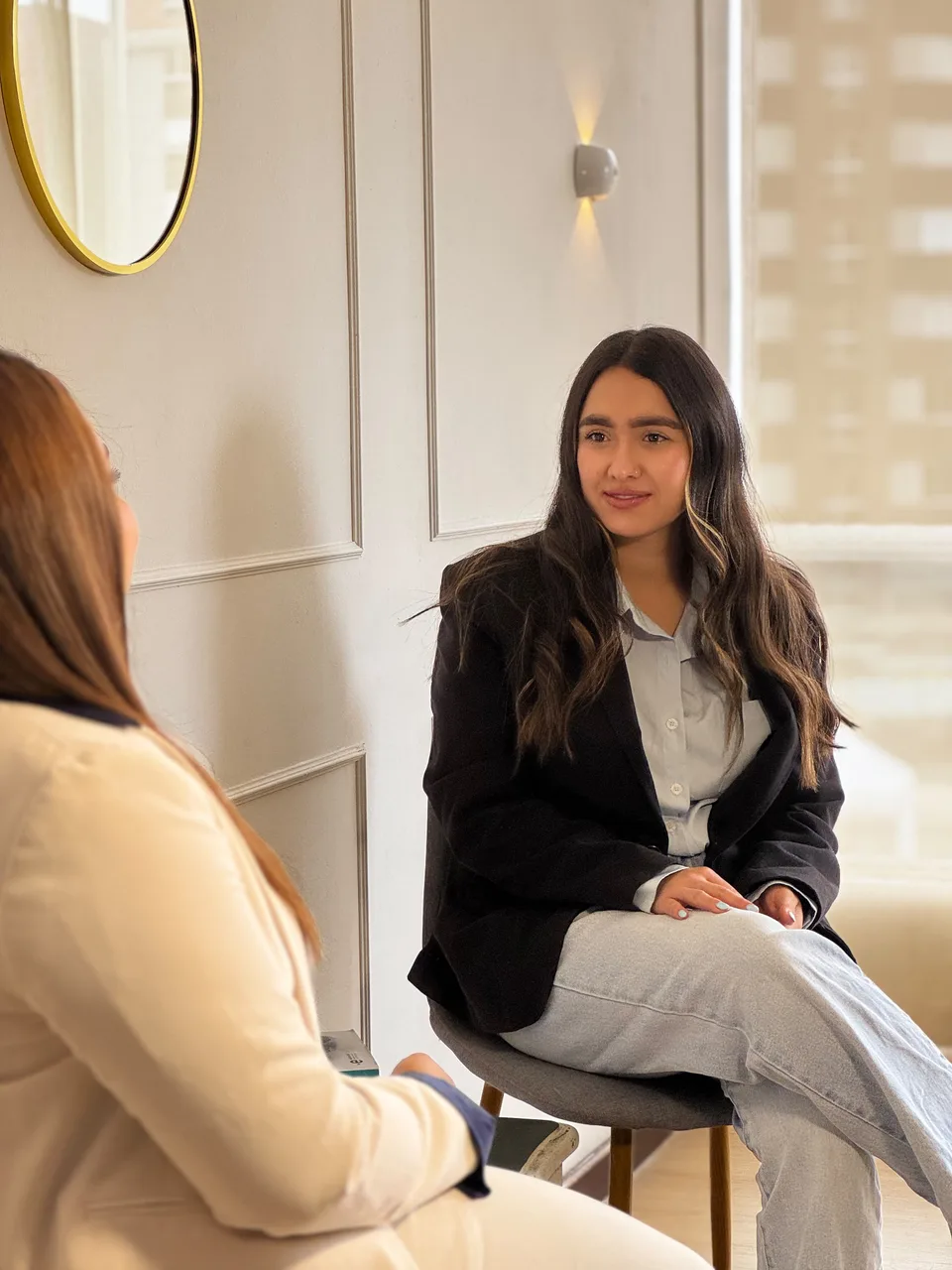 Integrantes de Sumar Integral durante una conversación profesional
