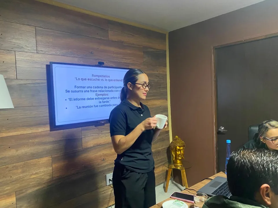 Facilitadora acompañando un taller participativo para equipos