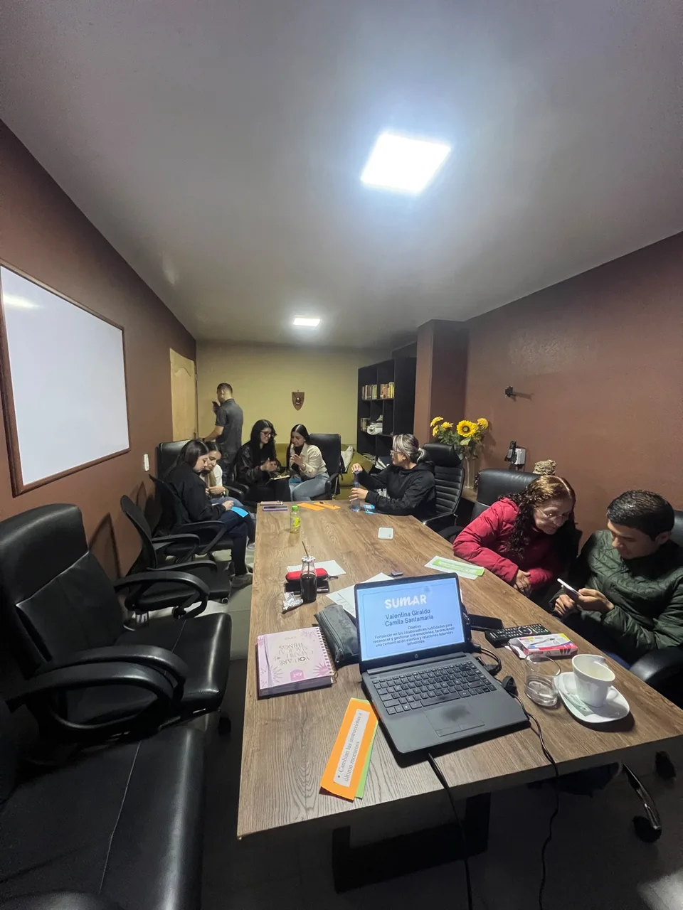Participantes desarrollando una actividad de bienestar en equipo